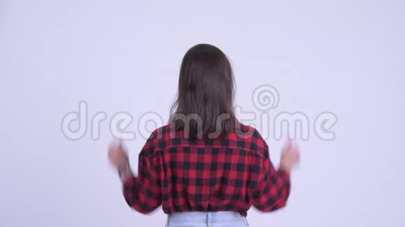 年轻快乐的少女举起拳头的后景视频的预览图