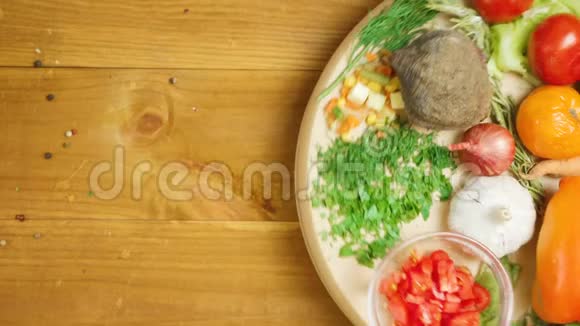 带有季节性彩色蔬菜的盘子视频视频的预览图