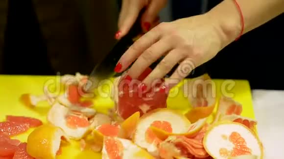 女人手把剥好的柚子切成块视频的预览图
