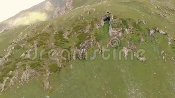 4k高加索的青山全景空中行动视频的预览图