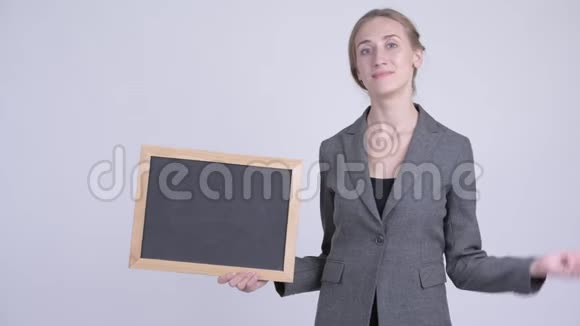 快乐的金发女商人举着黑板竖起大拇指视频的预览图