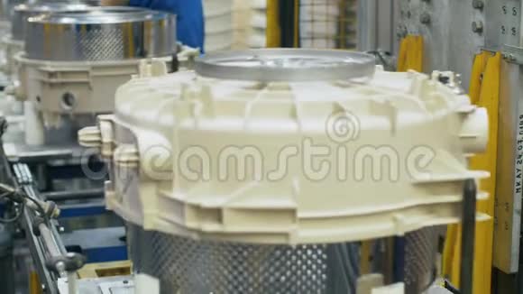 工厂生产输送机上的洗衣机用金属桶视频的预览图