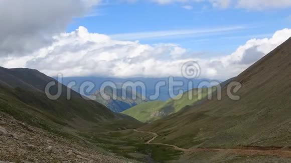 在俄罗斯高加索的邓巴伊国家公园美丽的云彩快速移动的山脉时间流逝视频的预览图
