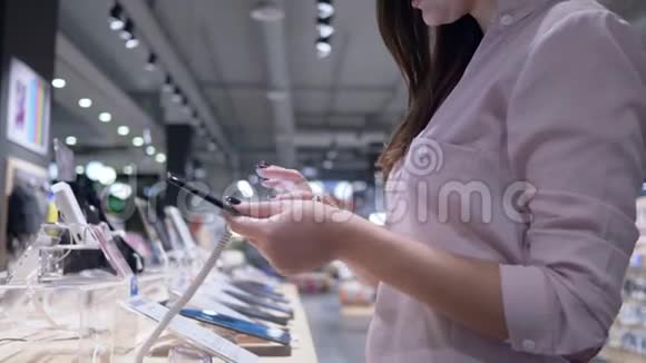 购物买家在电子商店的展销会上看到最新的平板电脑视频的预览图