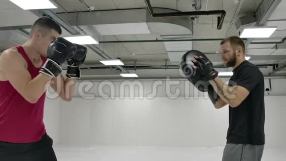 拳击手用手和脚进行攻击打击躲避对手的打击休克训练视频的预览图