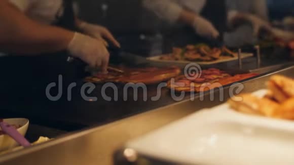 餐厅厨师在自助餐前准备盘子上的三明治视频的预览图