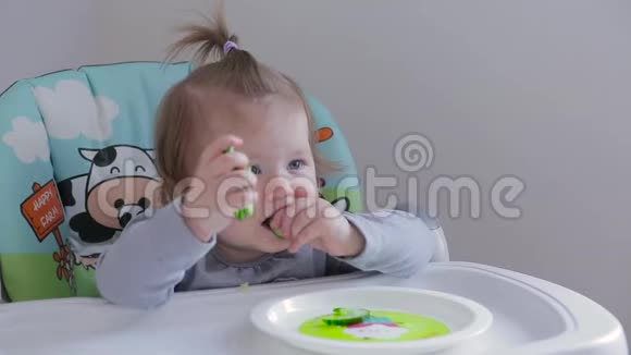 小女孩吃黄瓜002视频的预览图