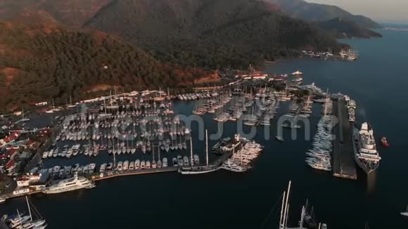 港口豪华大型游轮的鸟瞰图豪华班轮在度假小镇的海湾日落视频的预览图