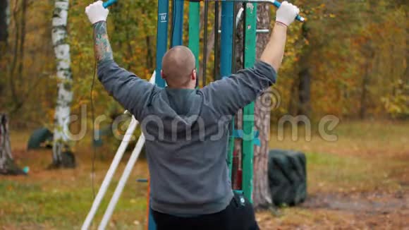 户外运动场男子健美训练秋季森林视频的预览图