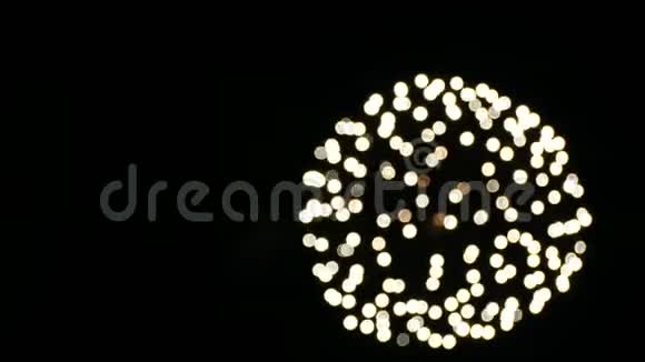 4K真正的烟花背景抽象模糊的真正金色闪光烟花与波克灯在夜空发光的火焰视频的预览图