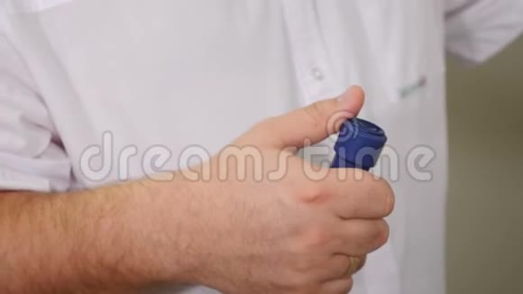 保健概念医生手按x光按钮现代牙科诊所x光装置的远程控制男性视频的预览图
