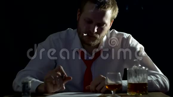 那个留着胡子的商人抽烟紧张酗酒在文件上签名存疑的人视频的预览图