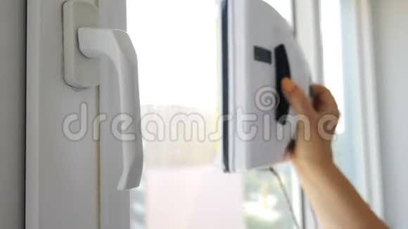 干净的服务女性手打开电源现代的窗户清洁方式机器人玻璃垫圈移动和旋转视频的预览图