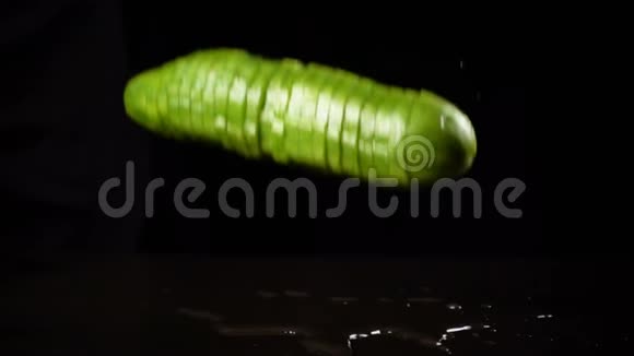 掉下来的黄瓜被溅起水花动作缓慢视频的预览图