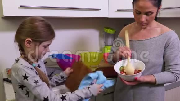 女儿帮妈妈做饭视频的预览图