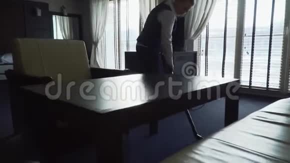 现代酒店的管家用吸尘器打扫地板视频的预览图