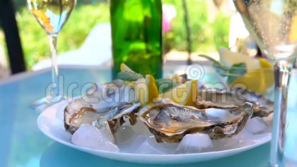 新鲜美味的牡蛎放在冰盘里视频的预览图