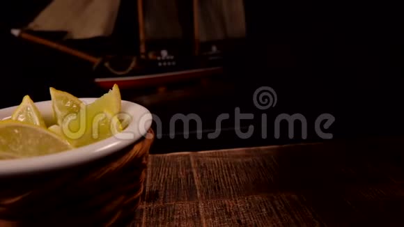 冰面上的牡蛎放在桌子上视频的预览图