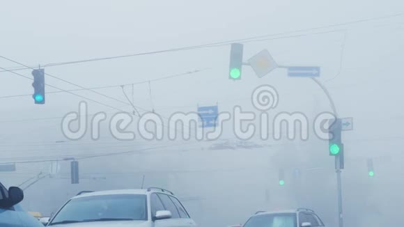 城市烟雾或大雾期间的交通灯视频的预览图