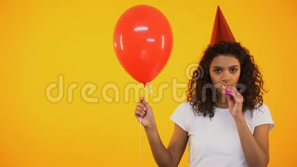 女的手拿着气球吹着派对的号角感到很寂寞视频的预览图
