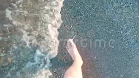 腿在海边坐在沙滩上视频的预览图