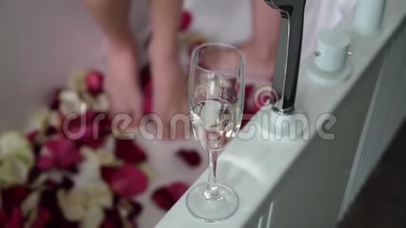 浴缸里的玻璃香槟酒精饮料和饮料视频的预览图