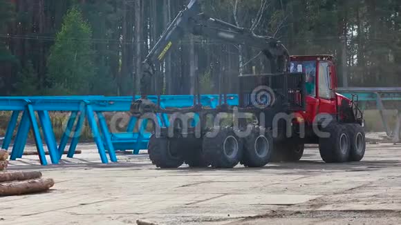 卡车卡车穿过工厂视频的预览图