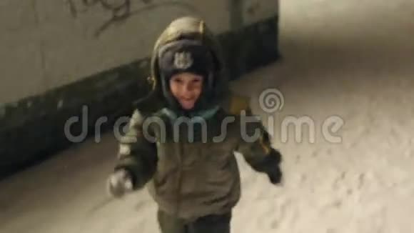 一个小男孩在雪地里奔跑视频的预览图