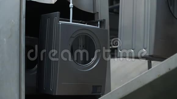 洗衣机外壳在生产线上移动视频的预览图