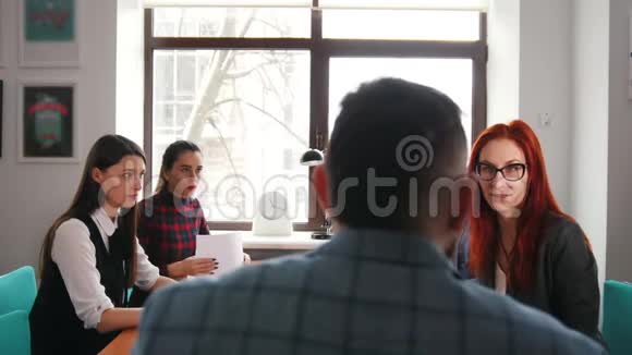 商业概念一位酋长坐在会议上一边与下属谈话一边举行会议视频的预览图