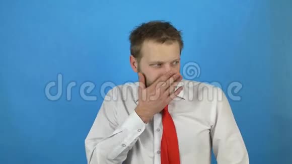 一名年轻的白种人男性酒精患谵妄震颤蓝色背景谵妄视频的预览图