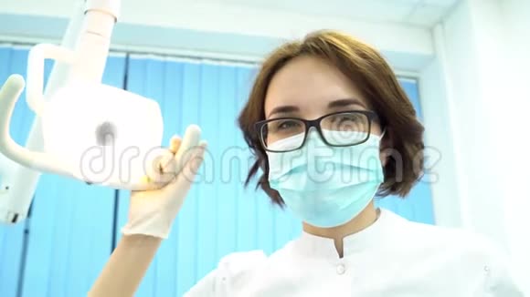 病人的角度看牙医检查病人的嘴现代牙科概念媒体年轻女牙医视频的预览图