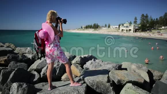 科特斯洛伊海滩的女摄影师视频的预览图