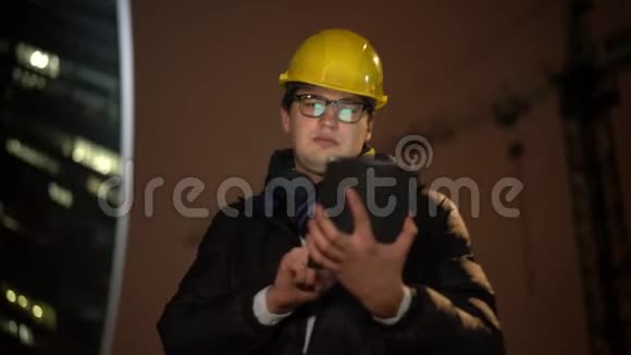 中镜头建筑师戴着黄色头盔与眼睛玻璃视频的预览图