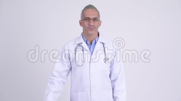 波斯男医生在白色背景下竖起大拇指视频的预览图