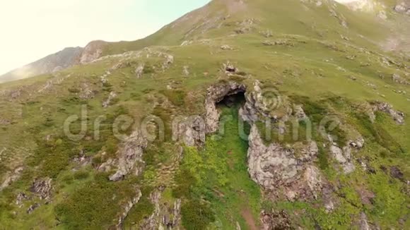 空中拍摄一座有洞穴的山美丽的全景视频的预览图