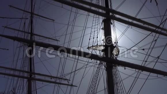 太阳耀斑穿过帆船桅杆视频的预览图