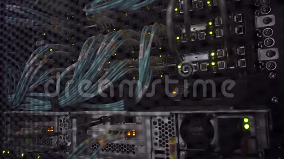 机架机柜中的光缆数据中心室中的贴片面板上的UTP电缆视频的预览图