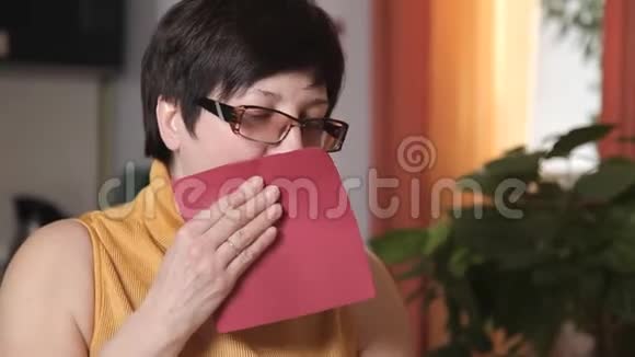一位成年妇女用餐巾擦擦嘴唇喝咖啡与女儿交谈关门视频的预览图