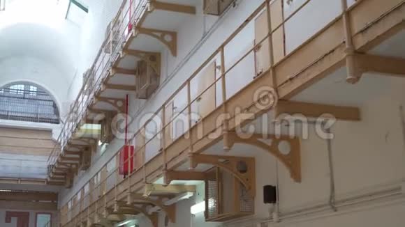 带监狱牢房门的金属阳台监狱走廊内部底景视频的预览图
