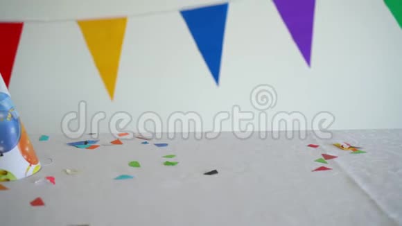 彩旗眼镜五彩纸屑一桌接一桌的儿童派对万向节运动视频的预览图
