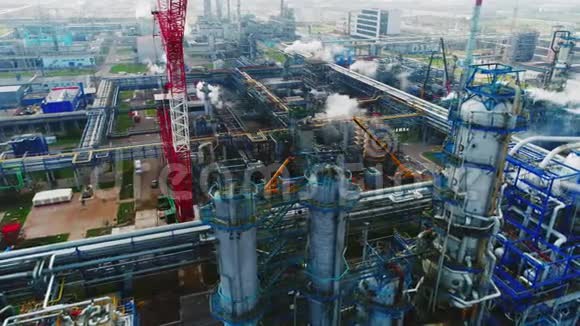 大型天然气和石油精炼厂有鸟瞰塔视频的预览图
