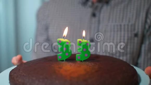 蛋糕上的蜡烛三十三年生日视频的预览图