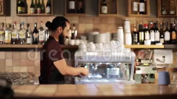 为咖啡店顾客服务的男人或服务员视频的预览图