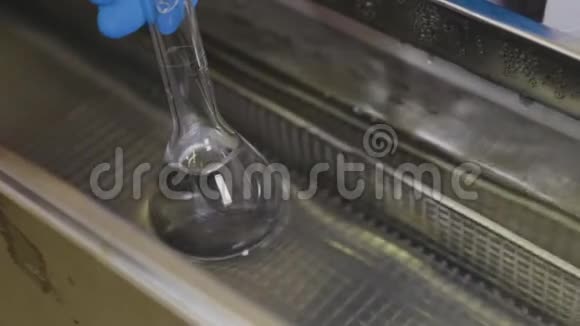 在实验室中将制剂与超声波浴进行体外混合视频的预览图