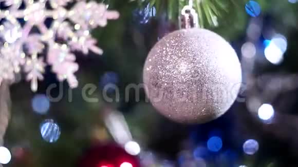 圣诞装饰白球特写新年圣诞节视频的预览图