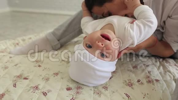 妈妈和她刚出生的婴儿玩得很开心她吻了他婴儿笑了视频的预览图