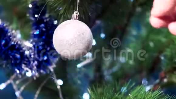 圣诞树装饰白球视频的预览图
