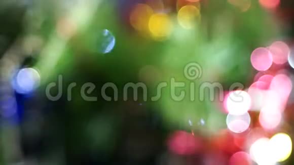 背景抽象背景模糊失去焦点圣诞节闪烁着五颜六色的波克球圣诞树视频的预览图