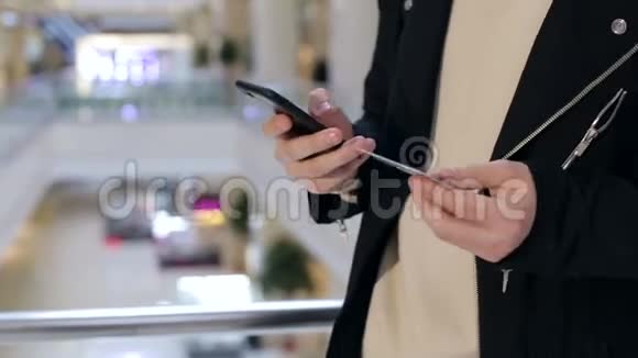 贴身男用手机用信用卡支付购买费用视频的预览图